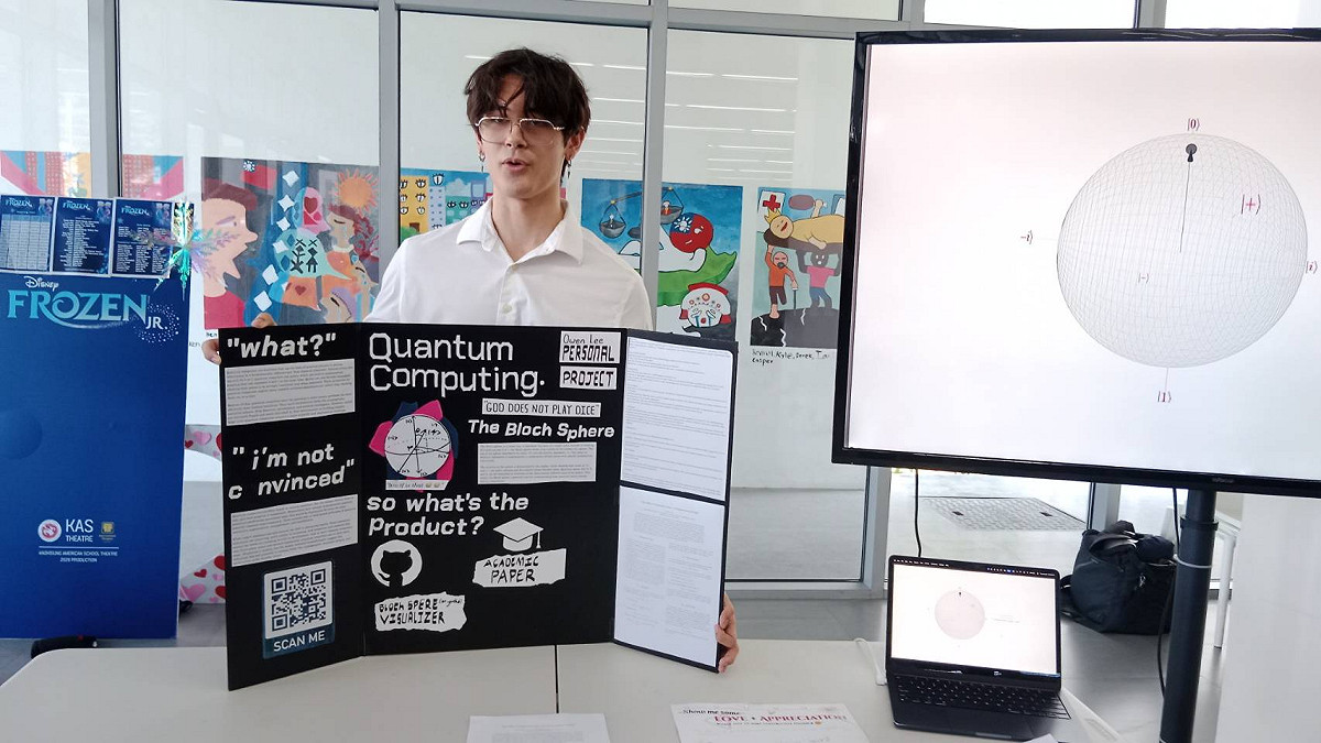 李歐文撰寫量子演算法比較研究報告，分析量子科技對未來運算發展的影響。 圖：孫家銘攝