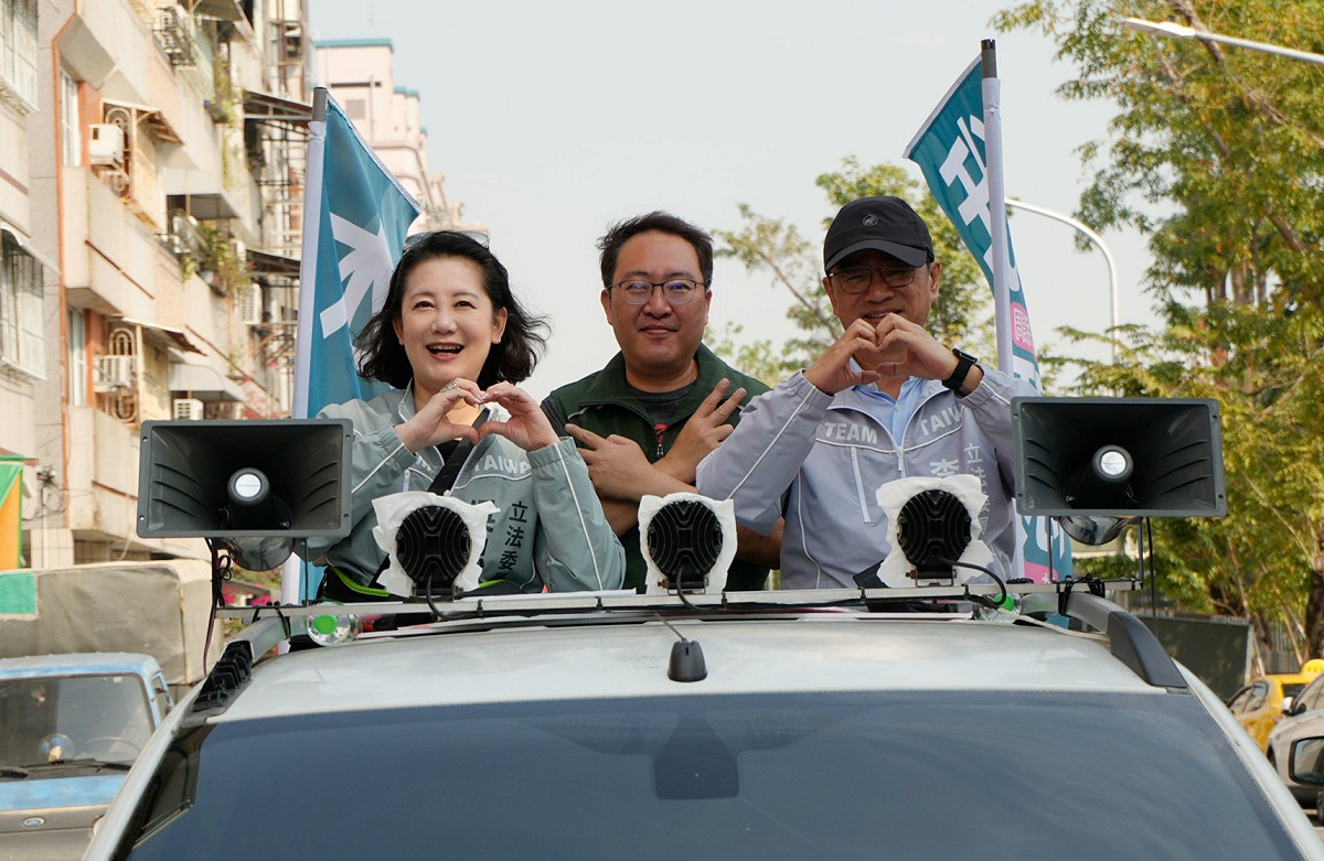 吳思瑤(左)、李昆澤(右)兩位金牌立委現身力挺黃彥毓(中)。 圖：黃彥毓服務處/提供