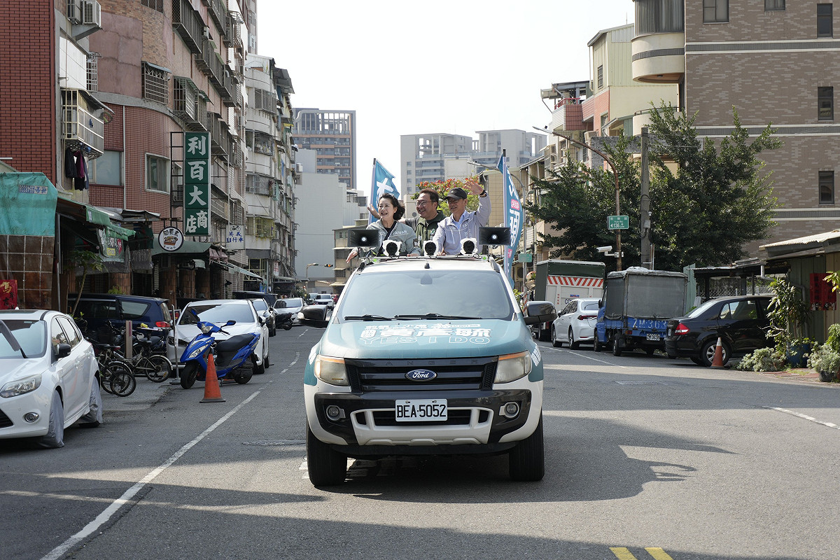 吳思瑤(左)、李昆澤(右)現身陪黃彥毓(中)掃街衝刺。 圖：黃彥毓服務處/提供