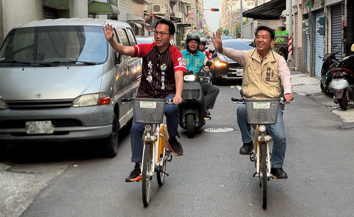許智傑(右)跨派系相挺，親自騎腳踏車陪林智鴻(左)掃街。 圖：林智鴻服務處/提供