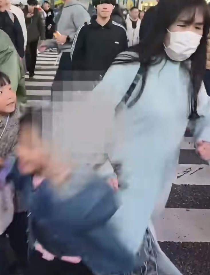 台灣一名媽媽與女兒到日本東京旅遊，在澀谷街頭拍照打卡遭藍衣女子惡意衝撞。 圖：翻攝自 IG