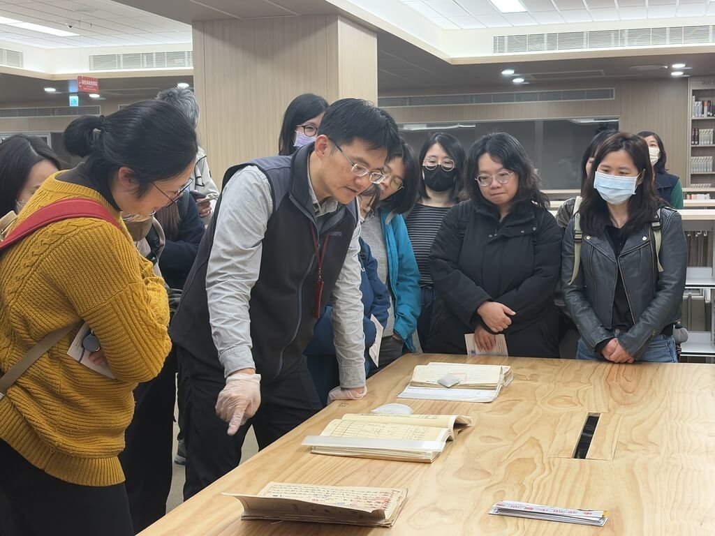 國發會檔案局研究員帶領民眾看電影相關檔案原件。（圖為國發會檔案局提供）中央社記者潘姿羽傳真　115年2月27日