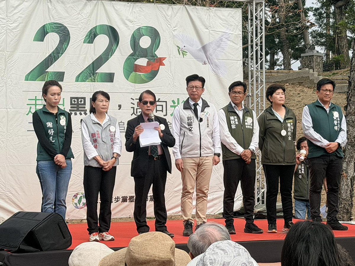 民進黨台南市黨部於吳新榮紀念廣場舉辦「228事件79週年追思紀念」，邀請228事件受難者家屬參與追思活動，安排家屬代表致詞及紀念音樂歌曲獻唱，許多市民朋友也前往獻花致意，場面隆重肅穆。 圖：民進黨台南市黨部提供
