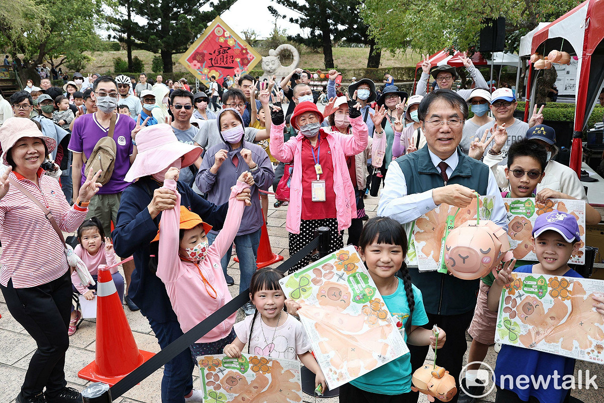 2026台南小提燈定點免費發送活動今日於虎頭埤風景區熱鬧登場，台南市長黃偉哲到場發送，吸引不少親子家庭前往領取，並與市長開心合影。 圖：台南市政府提供