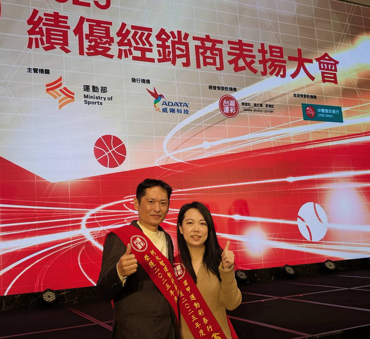 何昱奇與夫人日前接受績優經銷商表揚，對於近日遭恐嚇一事決定委請律師提告。 圖：何昱奇/提供