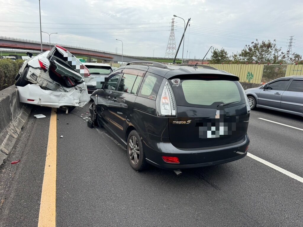 228連假首日，國道1號台南市永康路段27日上午發生3輛自小客車追撞事故，造成2人輕傷送醫。（國道警察局提供）中央社記者張榮祥台南傳真　115年2月27日