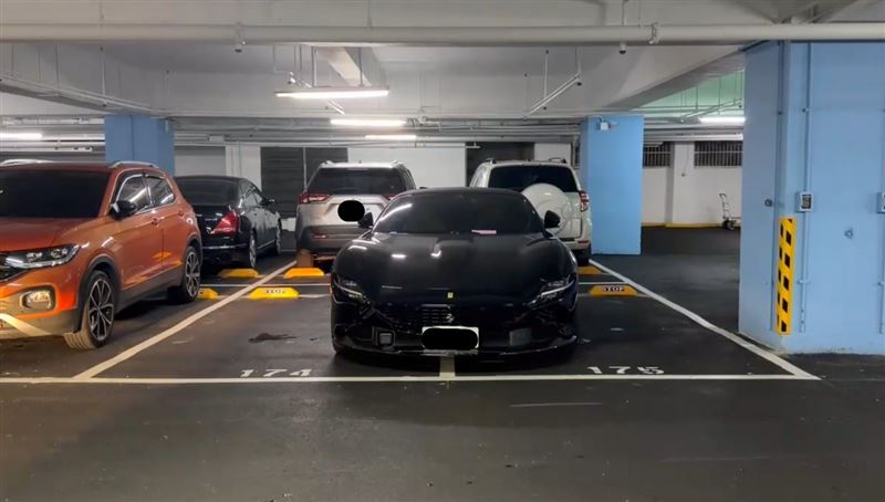 法拉利占用兩個停車格引熱議，車主回應支付2車格的錢。 圖：翻攝畫面