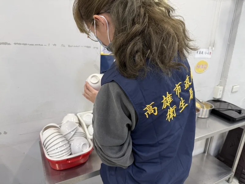 鴨肉珍瓷碗碎片摻入飯中引熱議，高雄市衛生局今派員稽查。 圖：高雄市衛生局提供