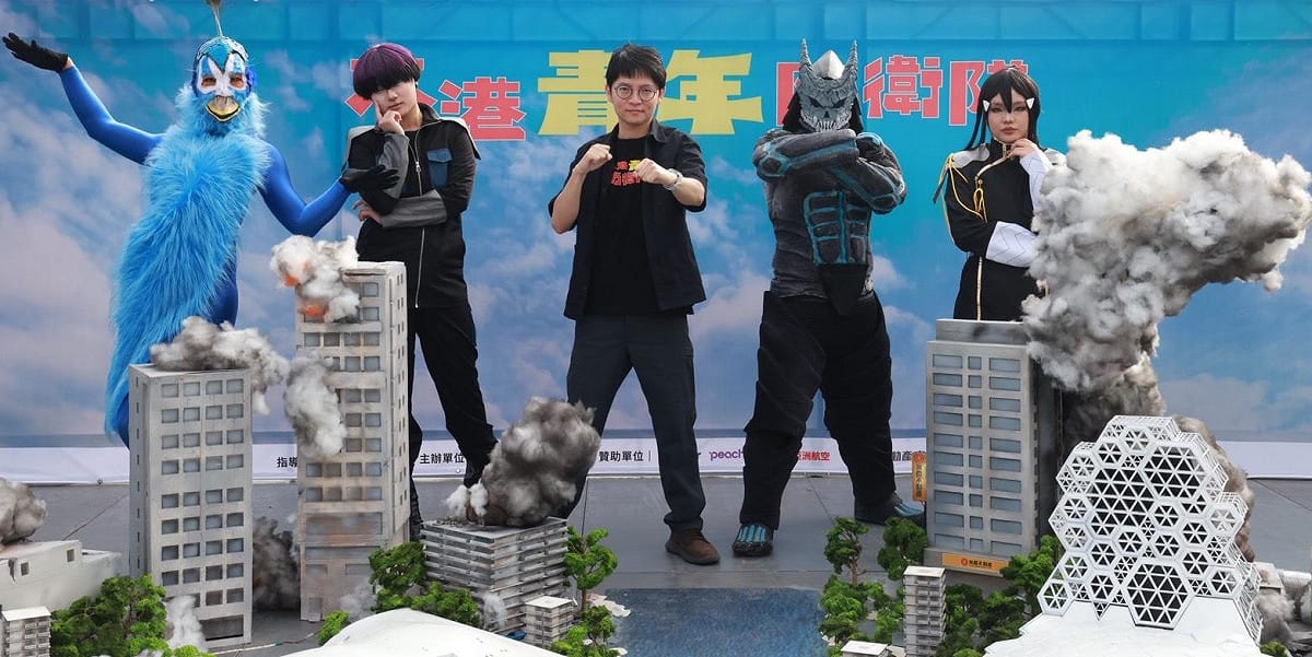 「大港青年防衛隊」登場，林楷軒(中)到場與民眾同歡。 圖：高雄市青年局/提供