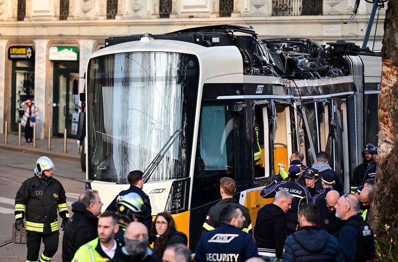 米蘭發生嚴重電車脫軌事故，造成至少2人死亡、約40人受傷。 圖/取自X平台 Emergenza24 @Emergenza24