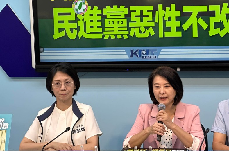 翁曉玲和王鴻薇。 圖：翻攝王鴻薇臉書