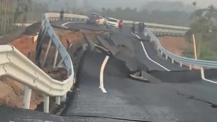 中國海南省九曲路坍塌，中國工程品質再度被質疑。 圖：翻攝自中國新聞周刊
