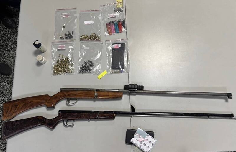 警方盤查發現是3名男子點火驅趕獵物釀大火，並查扣獵槍2支、喜德釘110顆、鋼珠70顆等物品。 圖：里港警分局提供