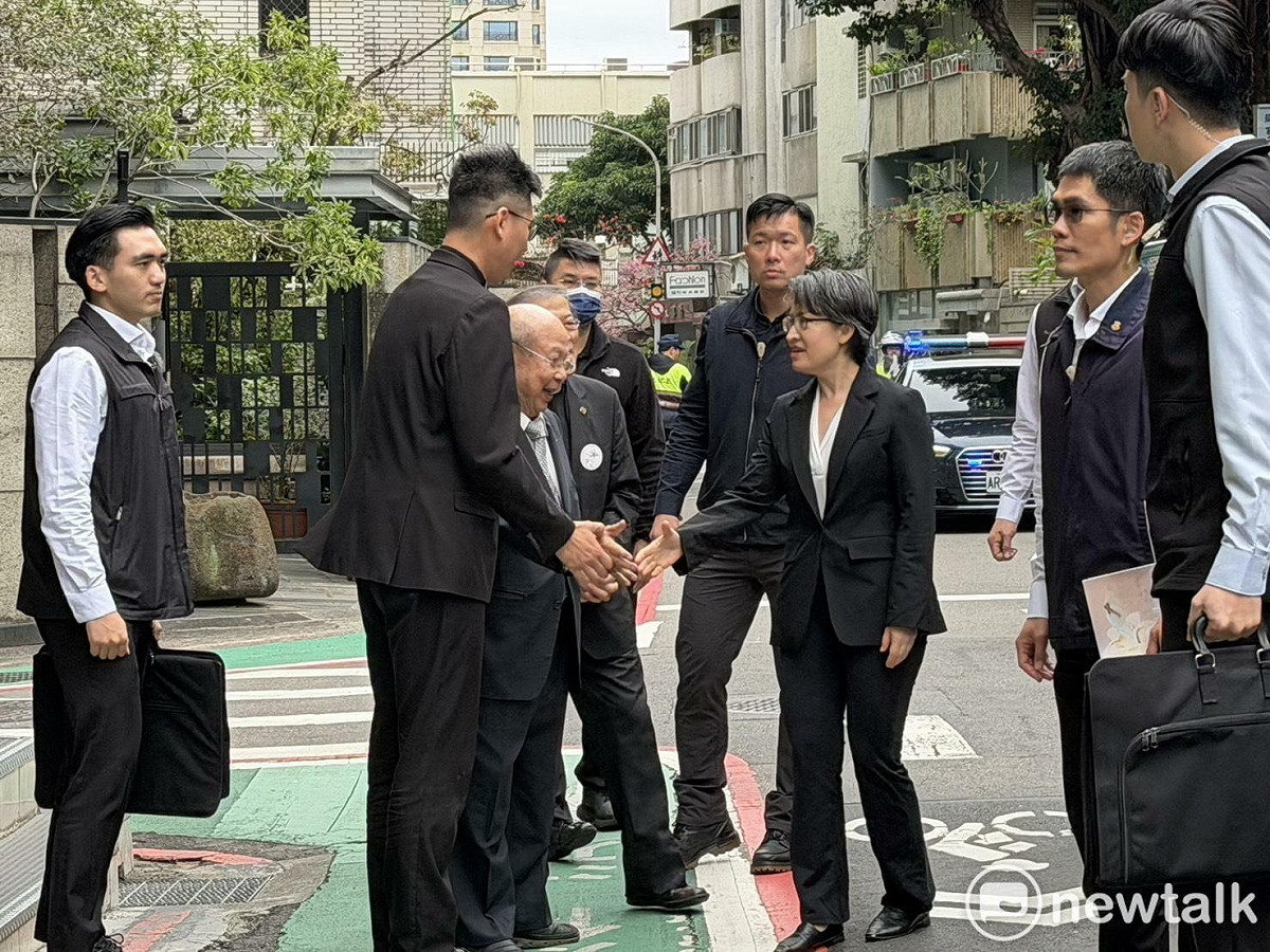 蕭美琴赴義光教會參加追思禮拜。 圖：高逸帆／攝