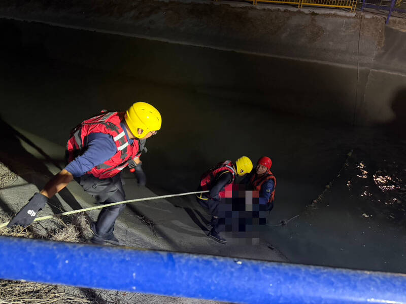 5歲男童不慎落水，消防局在下游處發現遺體。 圖：嘉義縣消防局提供