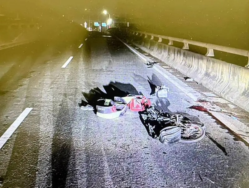 周姓老翁騎自行車誤上台61交流道，遭後方駕駛撞上送醫不治。 圖：大園警分局提供