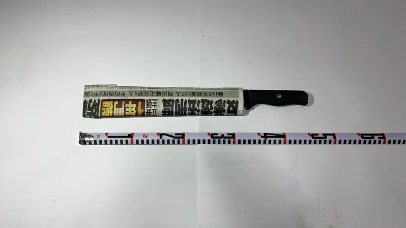 北投慈后宮媽祖遶境發生鬥毆，雙方持開山刀、椅子等器具攻擊。 圖：翻攝畫面
