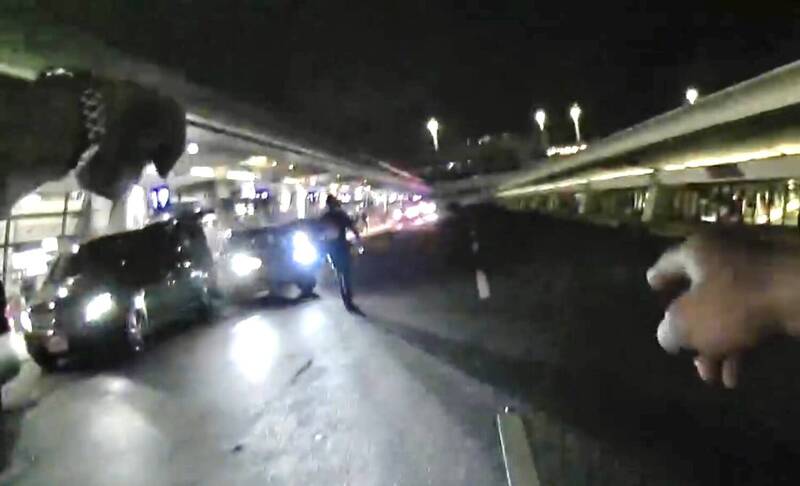 桃園機場白牌車違規載客並拒檢衝撞員警，造成2名員警受傷。 圖：民眾提供