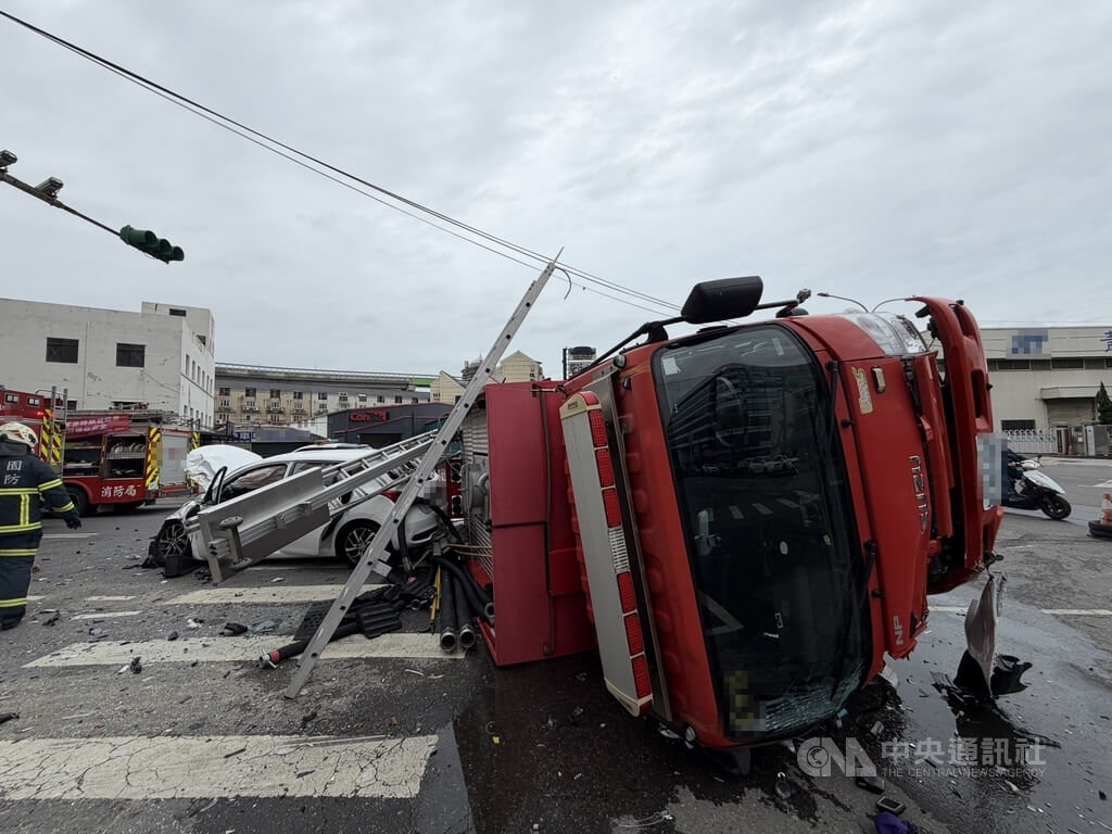 桃園市蘆竹區28日中午發生一起自小客車與消防車碰撞事故，造成自小客車內5人及消防車內2人受輕微擦挫傷，均已送醫。（翻攝照片）中央社記者葉臻傳真 115年2月28日