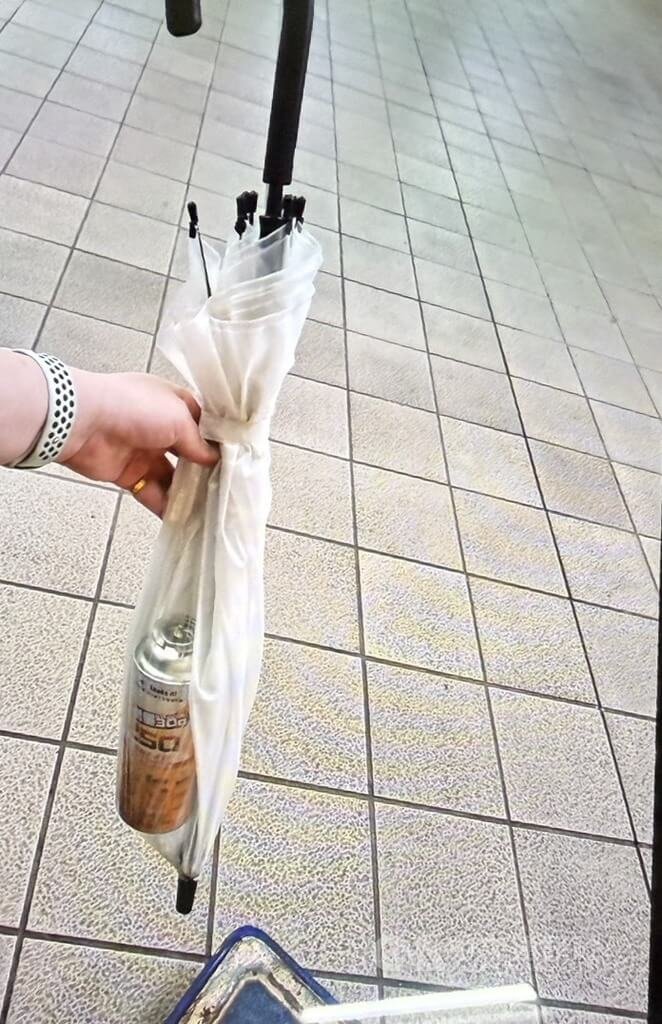 台北市警察局捷運警察隊28日獲報稱北捷板南線江子翠往板橋方向列車上疑有違禁品，人員到場查處發現是一把傘內放了一罐快用畢的小型卡式瓦斯罐，研判應為單純遺失物案件。（翻攝照片）中央社記者黃麗芸傳真　115年2月28日