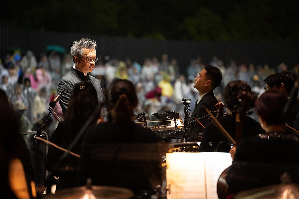 楊智欽指揮率領高雄市交響樂團與高雄室內合唱團現場演出。 圖：高雄春天藝術節、財團法人高雄市愛樂文化藝術基金會/提供
