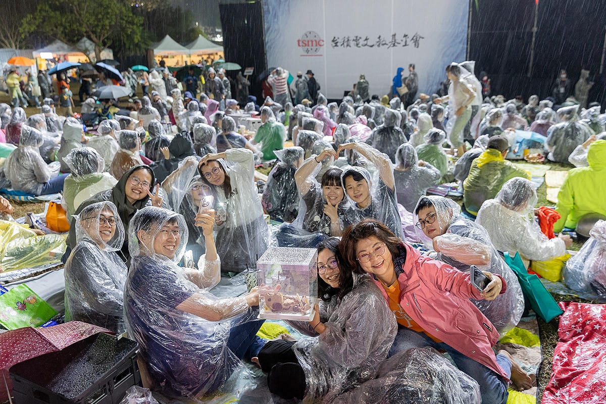 近3000位民眾不畏細雨前來音樂會，體現二二八勇敢與感恩的精神。 圖：高雄春天藝術節、財團法人高雄市愛樂文化藝術基金會/提供