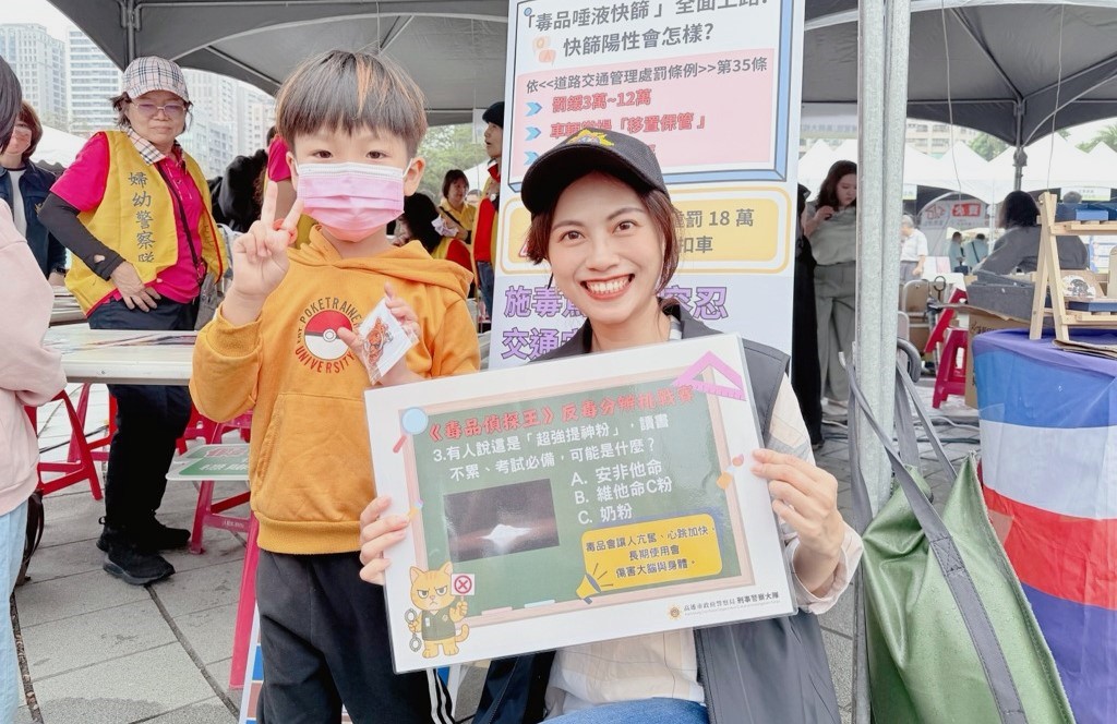 高雄市警局刑大到場進行反毒政令宣導。 圖：翻攝高雄市刑大臉書