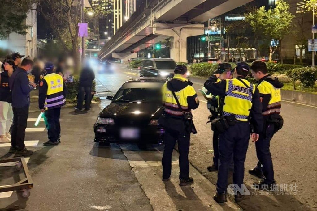 藝人王陽明2月28日在台北南港車聚，活動現場聚集逾百輛跑車，影響交通車流，警方動員警力到場疏導，共計取締53件交通違規。（翻攝照片）中央社記者黃麗芸傳真 115年3月1日