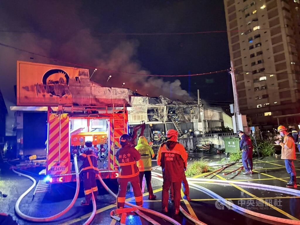 新北市汐止區某賣場2月28日深夜傳出火警，由於濃煙飄散，新北市環保局表示，雙北多處可能有煙霧及異味飄散，提醒民眾外出戴口罩。（翻攝照片）中央社記者王鴻國傳真 115年3月1日