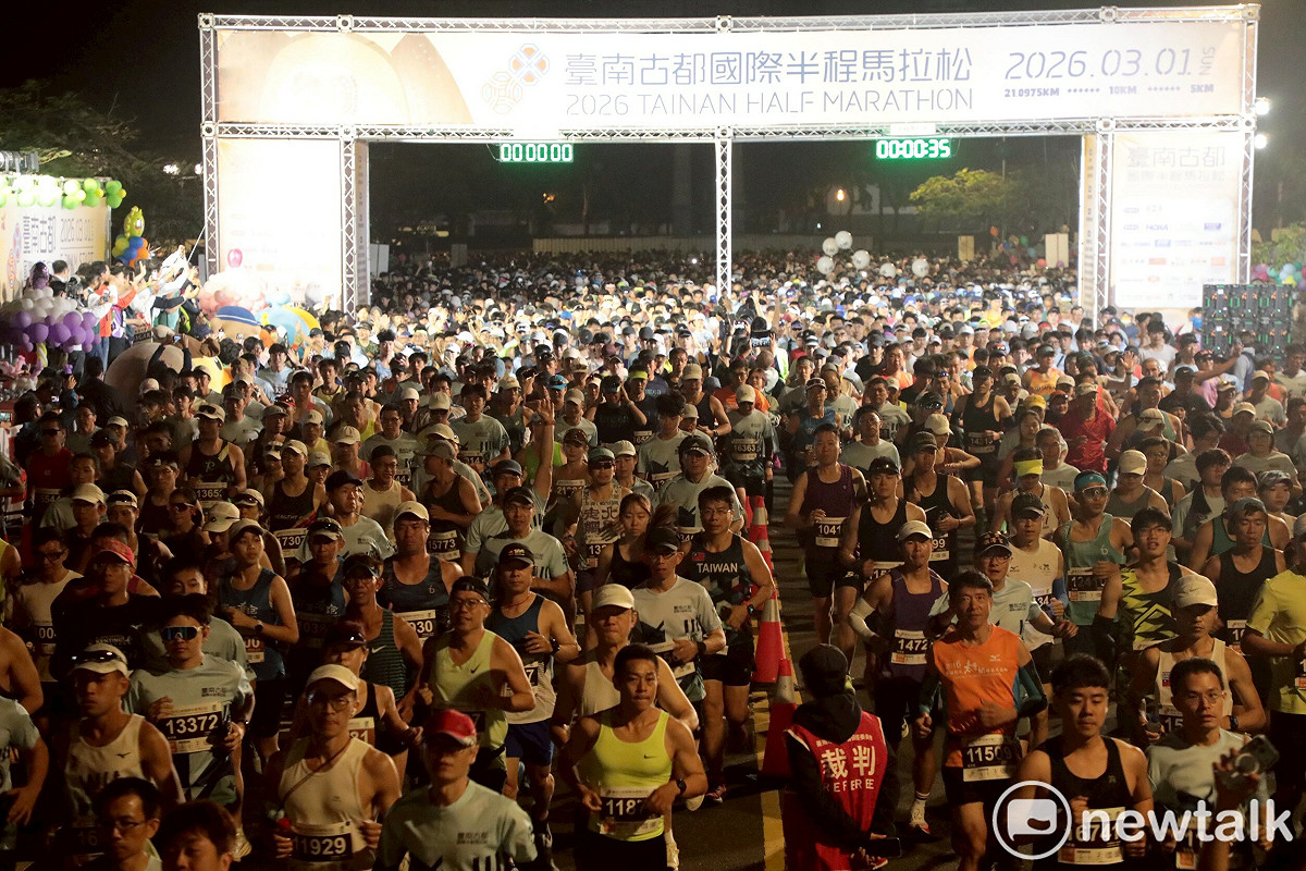 「2026 臺南古都國際半程馬拉松」，今（1）日清晨 5：30 分盛大開跑。適逢賽事邁入 20 週年，今年共吸引 25,289 名跑友參與，規模再創新高， 圖：台南市政府／提供