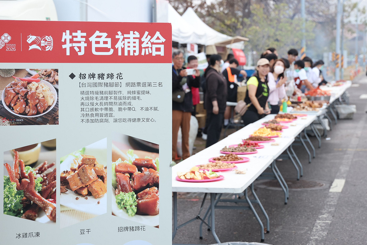 古都馬首度結合米其林餐廳與在地名店，推出阿文米粿、阿霞飯店米糕、筑馨居豆花及西井村蜂蜜滷味等人氣料理，另備有龍蝦、烤雞、牛肉湯等府城特色美食，讓跑者直呼「這是一場可以吃的馬拉松」，也再次展現臺南「美食之都」的實力。 圖：台南市政府／提供