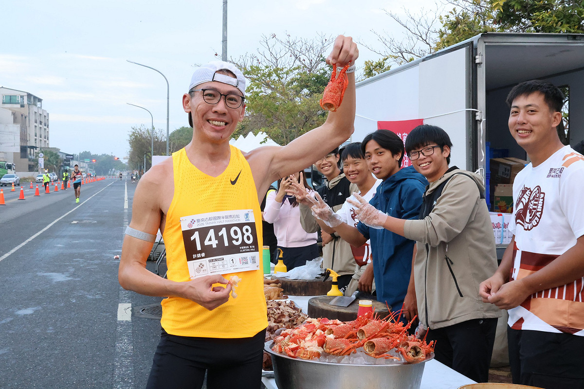 古都馬首度結合米其林餐廳與在地名店，推出阿文米粿、阿霞飯店米糕、筑馨居豆花及西井村蜂蜜滷味等人氣料理，另備有龍蝦、烤雞、牛肉湯等府城特色美食，讓跑者直呼「這是一場可以吃的馬拉松」，也再次展現臺南「美食之都」的實力。 圖：台南市政府／提供