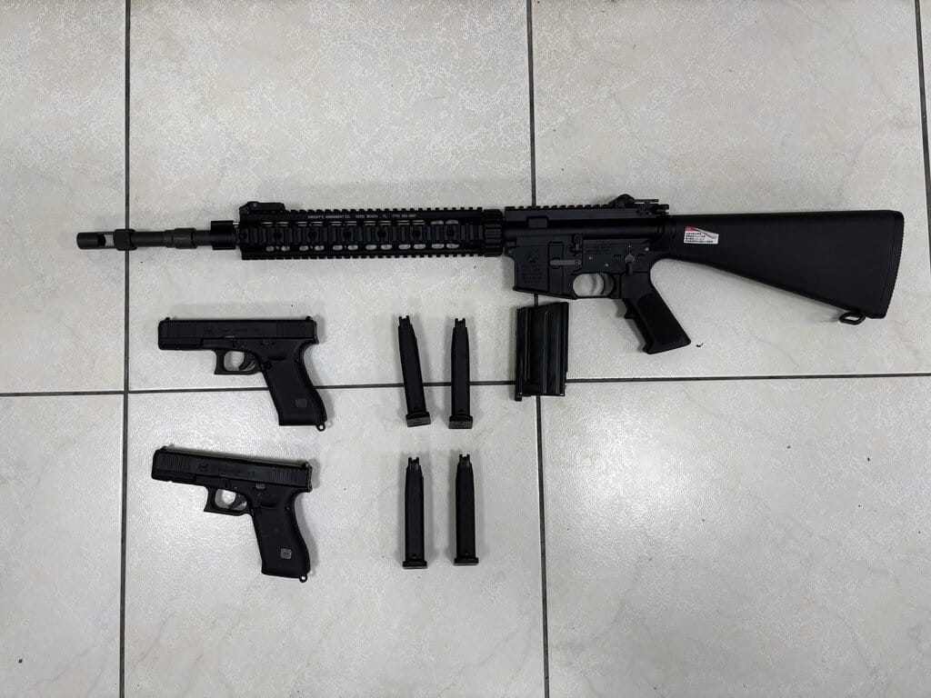 新竹縣竹北市2月28日晚間有不明人士持BB槍射擊停車場多台車輛，竹北警方獲報派員趕赴現場擴大搜尋，逮捕涉案人員，查扣3把BB槍與BB彈。（新竹縣竹北警分局提供）中央社記者魯鋼駿傳真　115月3月1日
