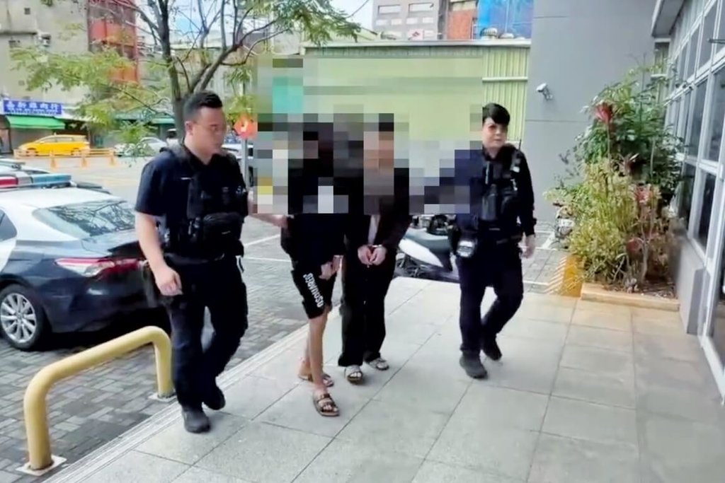 桃園市警局中壢分局1日表示，警方在2月27日接獲超商店員通報，疑有移工擔任詐欺車手取卡，但員警抵達時移工已離去，警方立即調查並通報龜山分局攜手逮人，查獲2名越南籍男子並查扣做案工具及不法所得送辦。（桃園市警察局中壢分局提供）中央社記者吳睿騏桃園傳真　115年3月1日