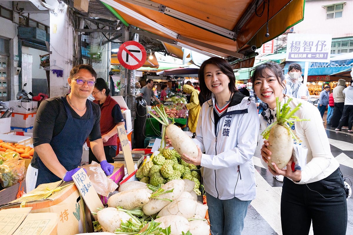 國民黨立委王鴻薇今陪台北市松信區市議員擬參選人楊智伃掃街。 圖：楊智伃競選團隊 / 提供