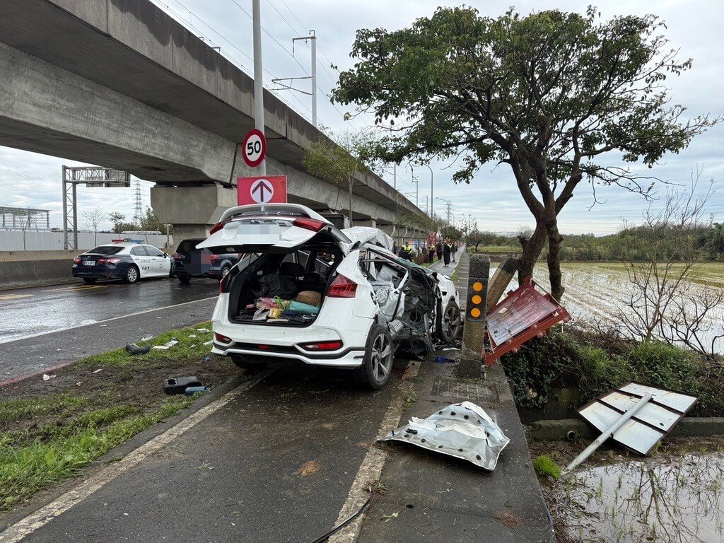 桃園市楊梅區1日發生死亡車禍，朱男駕駛自小客車沿高鐵南路七段直行，於楊新路四段左轉時，不慎遭直行的羅男駕駛大貨車衝撞，朱男多處骨折昏迷送醫急救，其妻子與女兒傷重不治。（桃園市警局楊梅分局提供）中央社記者吳睿騏傳真　115年3月1日