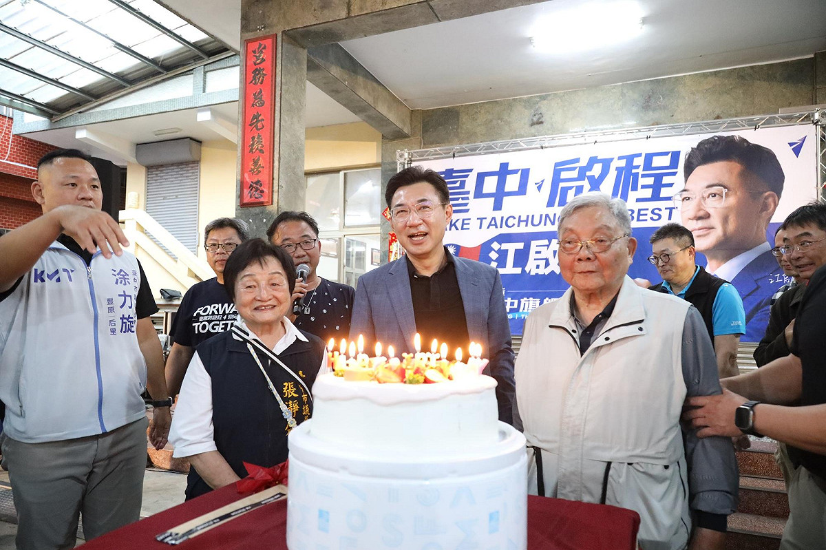 活動最後，全場齊聲祝福江啟臣生日快樂。 圖：江啟臣服務處/提供
