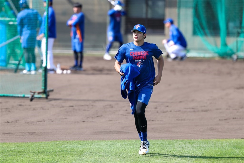 世界棒球經典賽台灣隊1日到日本宮崎SOKKEN棒球場練球備戰，旅美好手林維恩（前）透露練球狀況，他表示主要在調整變速球和曲球的手感。 中央社記者王騰毅宮崎攝 115年3月1日