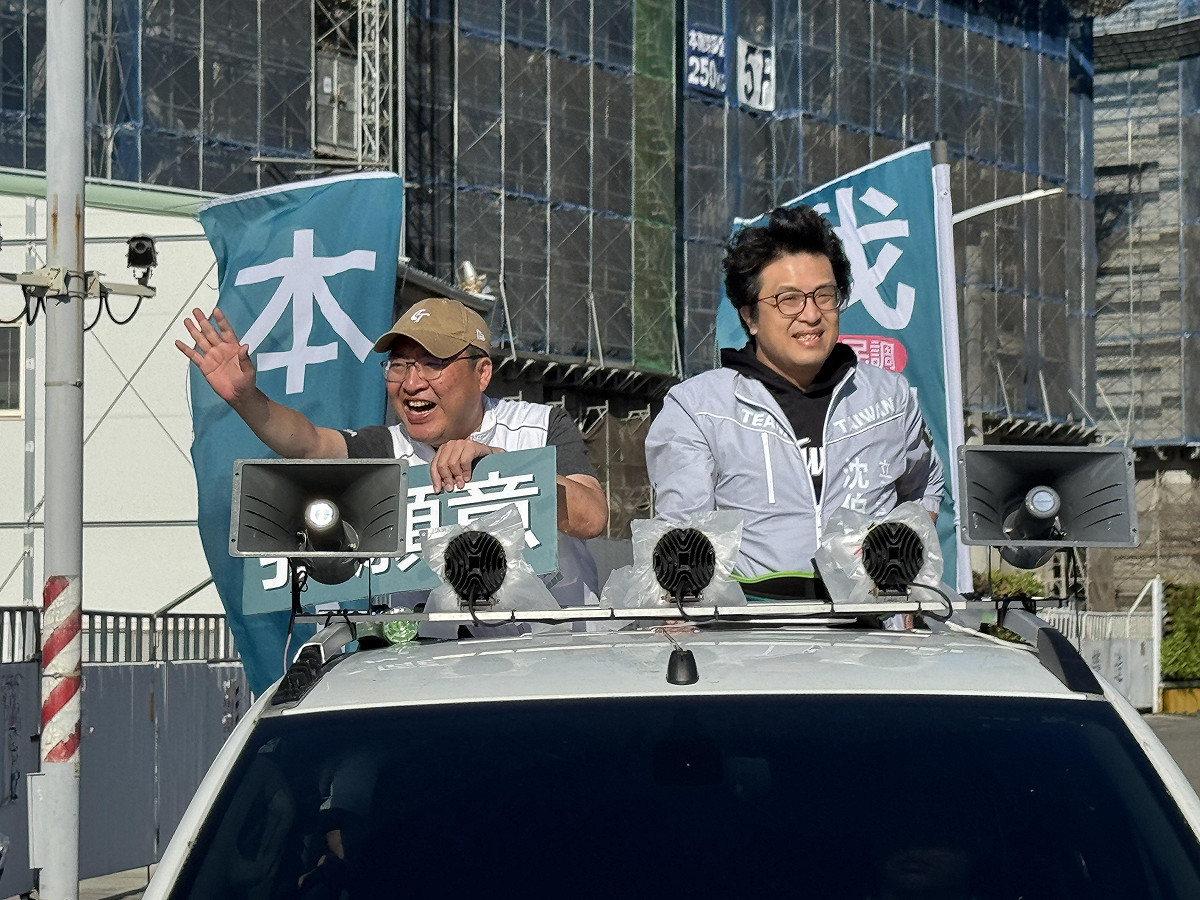 沈伯洋(右)撥空南下陪同黃彥毓(左)車掃。 圖：黃彥毓服務處/提供