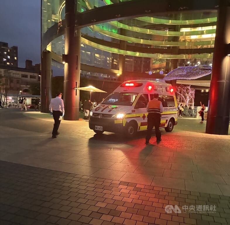 北市松山火車站1日發生婦人落軌受傷事件，鐵警局調查發現她是因使用手機而不慎跌落，將依法裁處。（翻攝照片）中央社記者黃麗芸傳真 115年3月1日