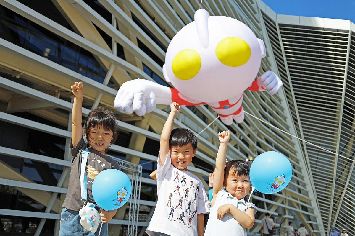 觀光局與科工館合作推出的「超人力霸王飛行科普小學堂」，以無人機科技演示2米Q版超人力霸王飛行秀。 圖：高雄市觀光局/提供