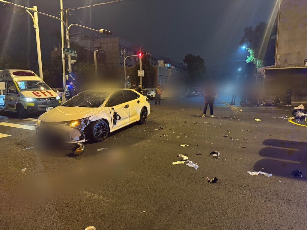 苗栗21歲朱姓男子1日晚間騎乘機車載女友返家途中，行經頭份市永貞路與田寮路口，與24歲吳姓男子駕駛自小客發生碰撞，導致朱男傷重不治；警方調查吳男當時違規載客，行經支道閃紅燈路口，疑未停讓肇事，確切責任待進一步釐清。（警方提供）中央社記者管瑞平傳真　115年3月2日