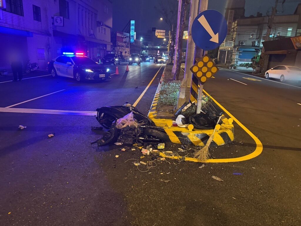 朱姓男子1日晚間騎乘機車載送女友，行經頭份市永貞路與田寮路口，遭吳姓男子駕駛自小客車衝撞，導致朱男傷重送醫不治，女友手腳多處骨折，機車則是被撞得支離破碎。（警方提供）中央社記者管瑞平傳真　115年3月2日