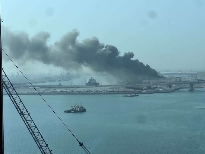 位於阿拉伯聯合大公國首都阿布達比的法國海軍基地「和平營」也遭到伊朗襲擊，港口升起濃濃黑煙。 圖：翻攝自 @yajunwwz X 帳號