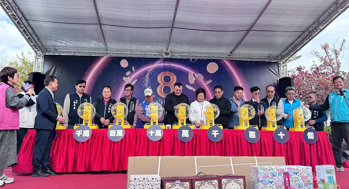 活動抽出兩位幸運朋友，把星宇航空日本機票帶回家。 圖：台中市政府/提供