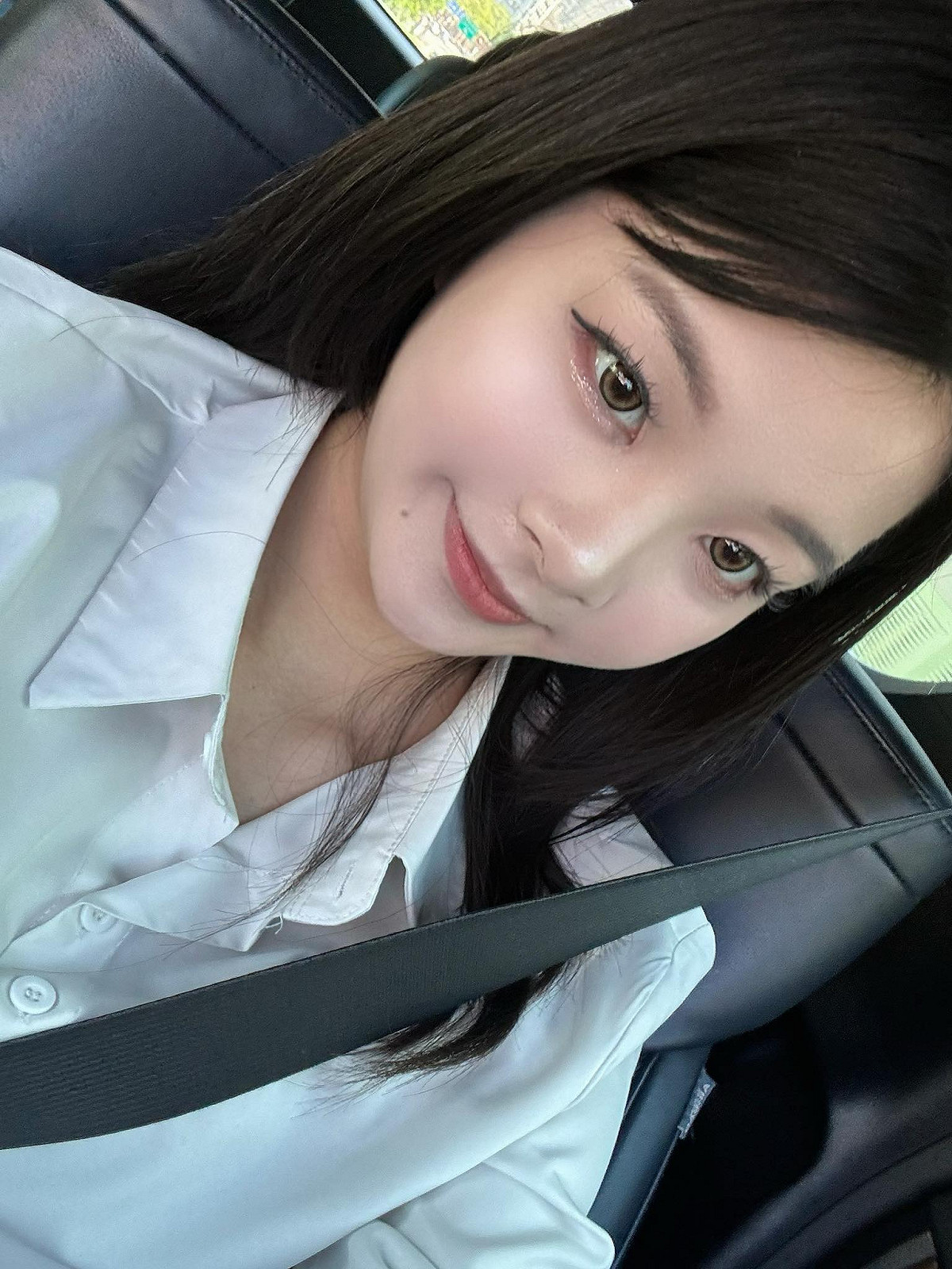 應佳妤稱228蔣中正是「平定暴徒非無辜」，網友痛批，發這種文配上自拍照，真會蹭。 圖：取自應佳妤臉書