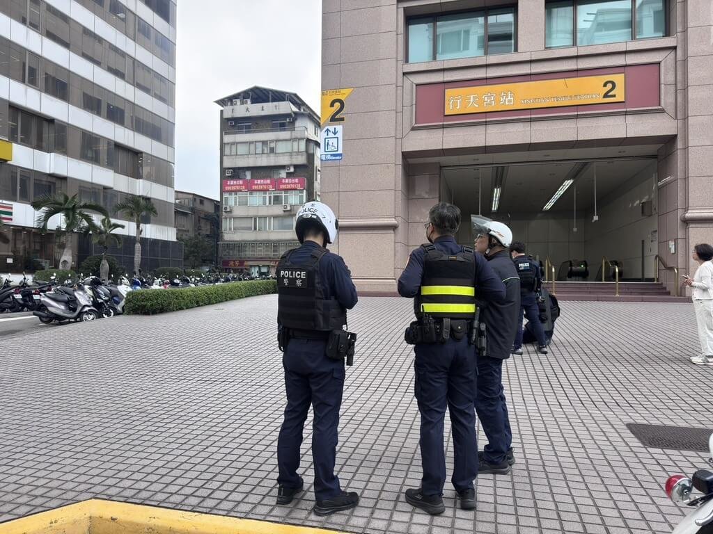 台北捷運行天宮站2日有乘客揚言要殺人，警方和台北捷運公司人員上車檢查無異狀，經追查已掌握1名乘客疑似精神狀況不佳，將迅速查緝到案以釐清案情。（民眾提供）中央社記者黃麗芸傳真　115年3月2日