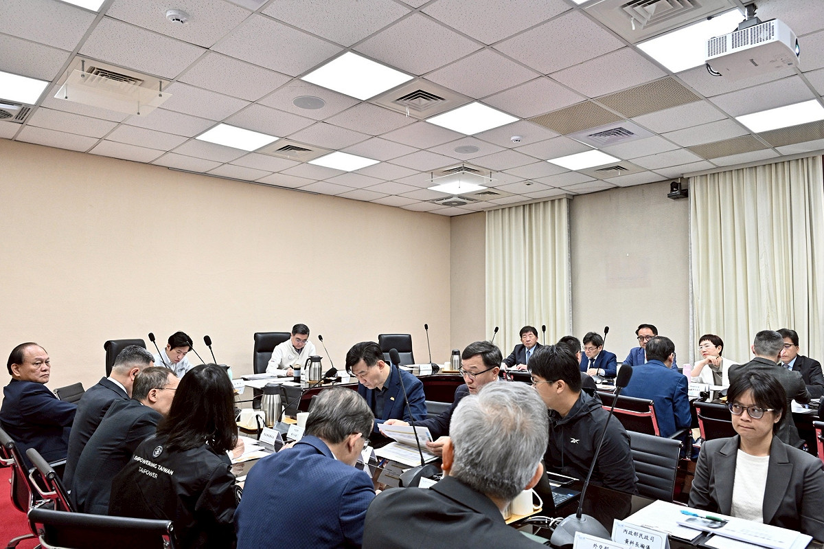 行政院長卓榮泰今（2）日上午邀集財政部、金管會、外交部及經濟部召開會議，聽取中東最新情勢報告及部會整備作為。 圖：行政院提供