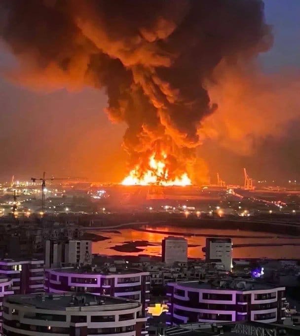 在美國、以色列發起大規模空襲後，伊朗對周邊多個國家及以色列實施報復反擊，炸毀伊拉克埃爾比勒國際機場附近的美軍彈藥庫。 圖：翻攝自 @BreakingAlert_ X 帳號