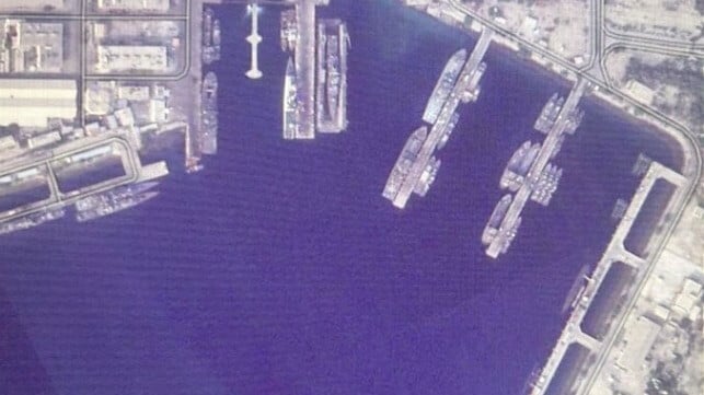 美國空軍和以色列空軍對阿巴斯港的第一海軍區進行反覆打擊。 圖：翻攝自 X @DI313_